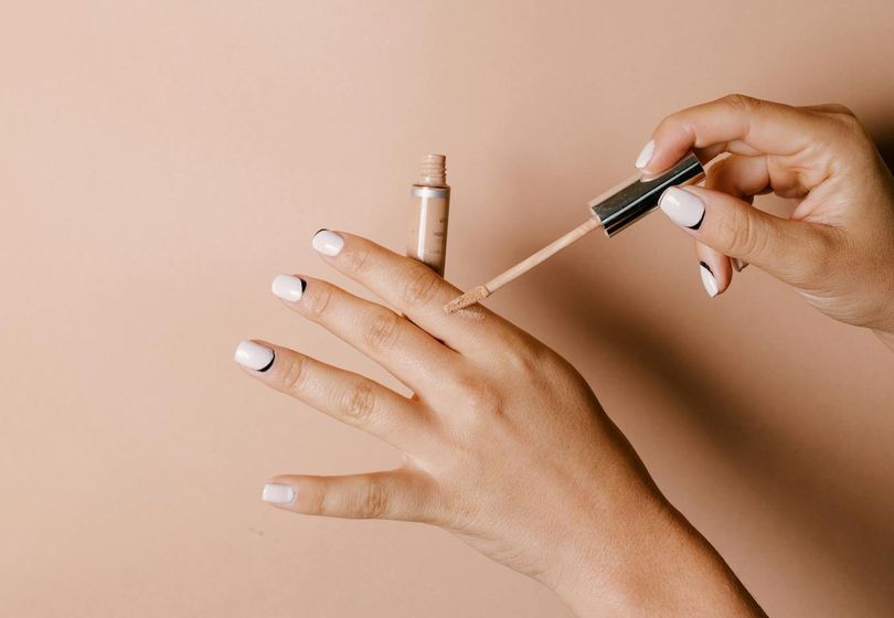 Dégustation des astuces de lifting du visage avec les meilleurs cache-cernes