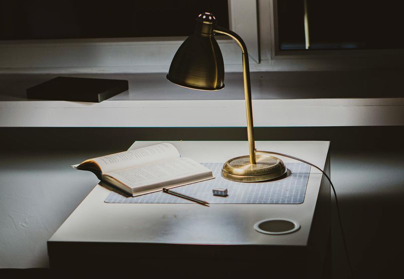 Skrivebordslamper for arbeid og studier: Komfort og stil i hver detalj