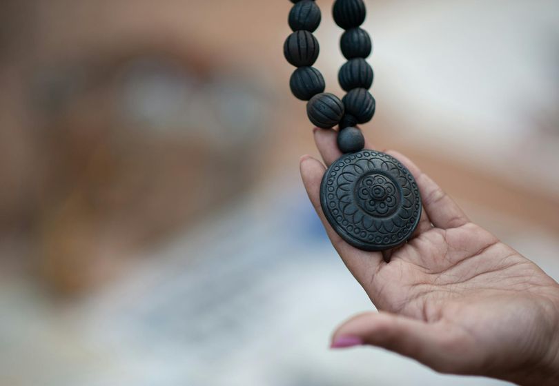 Amuletos Hechos a Mano con Micrograbado: Pequeños Secretos en Tus Manos