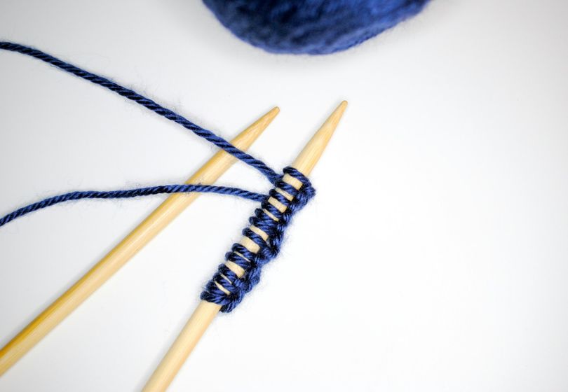 Handgjorda stickade mössor och halsdukar: Stil och värme för den kalla säsongen