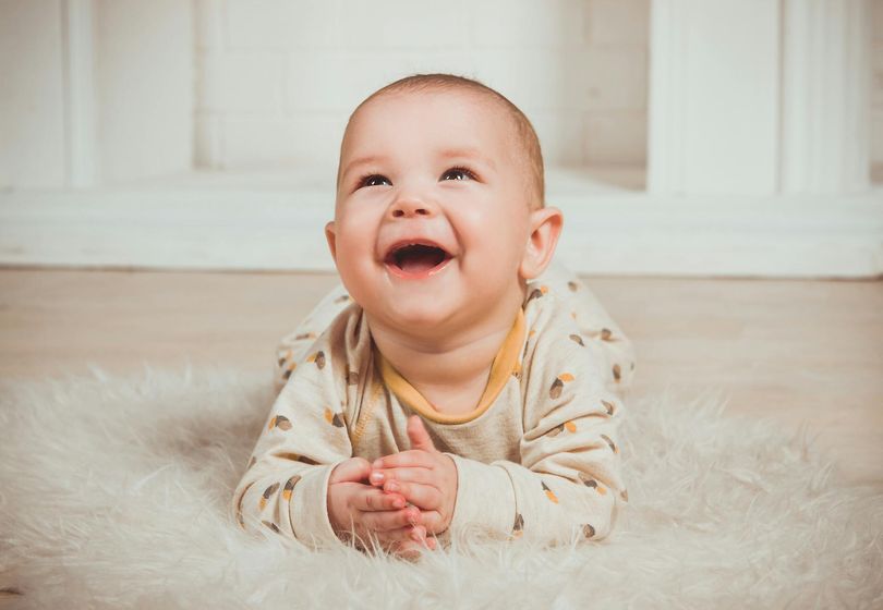 Micro-Gestes chez les Bébés : Comment Comprendre des Signaux Que Même les Parents Expérimentés Manquent