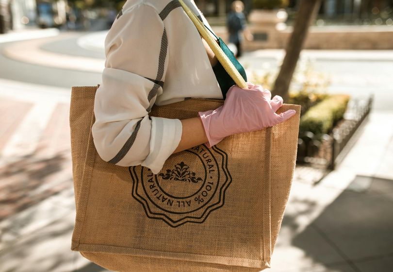 ¿Bolsos Mini o Bolsos Tote de Gran Tamaño: ¿Cuáles Son las Tendencias Ahora?