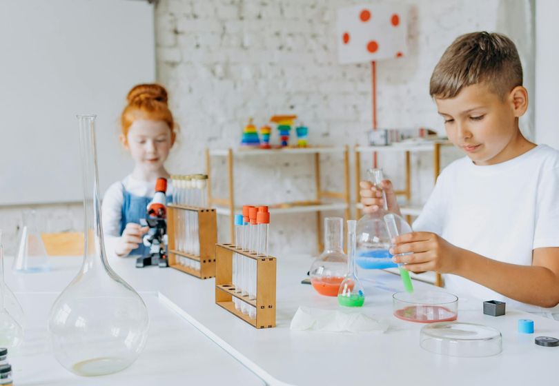 Kits de Experiências Científicas: Como Transformar a Brincadeira em Aprendizagem