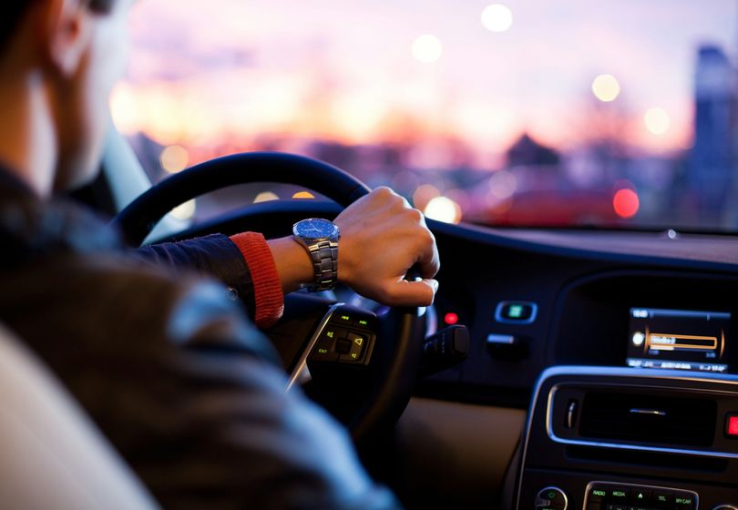 Il Futuro del Vetro dell'Auto: Come le Nuove Tecnologie lo Rendono Più Intelligente e Sicuro