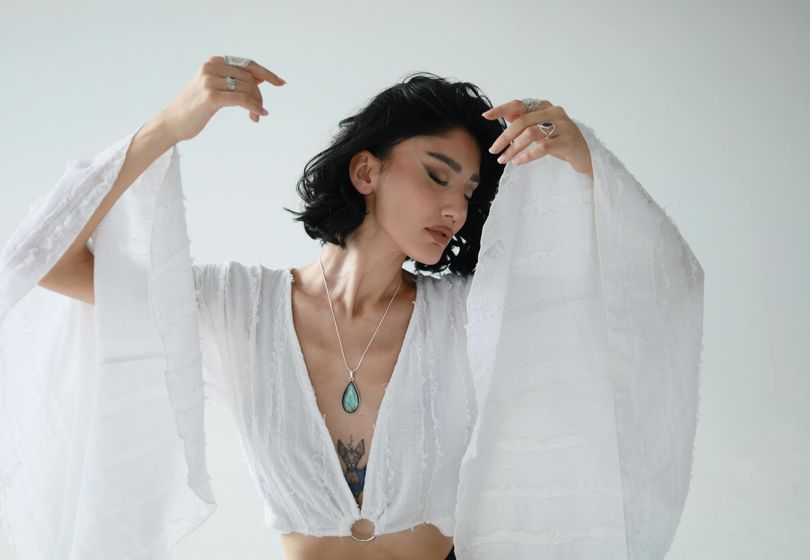 El Poder de las Mangas: Cómo un Detalle Redefinió la Silueta Femenina en 2025