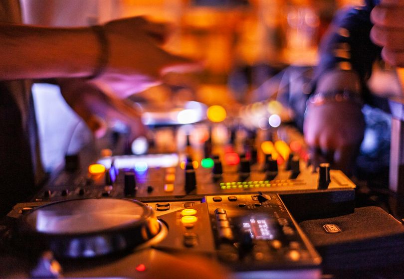 Twoja Muzyka — Twój Styl: Najlepszy Sprzęt DJ 2025 roku, Który Rozbije Parkiet!