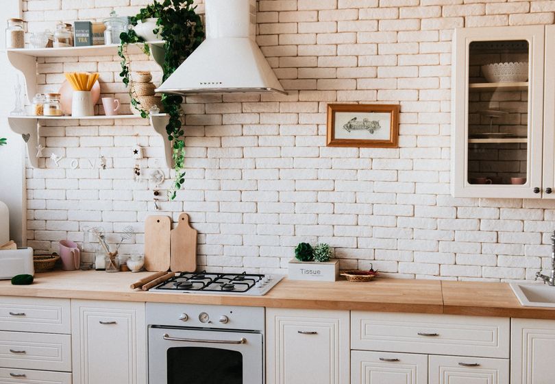 Platzsparende Lösungen: Maximierung des Küchenstauraums mit Möbeln