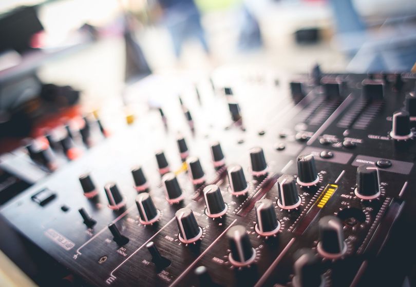 Wichtige DJ-Ausrüstung für angehende DJs: Aufbau deines Setups