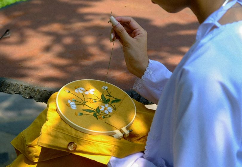 Pinturas Bordadas à Mão: Uma Abordagem Moderna à Arte Clássica