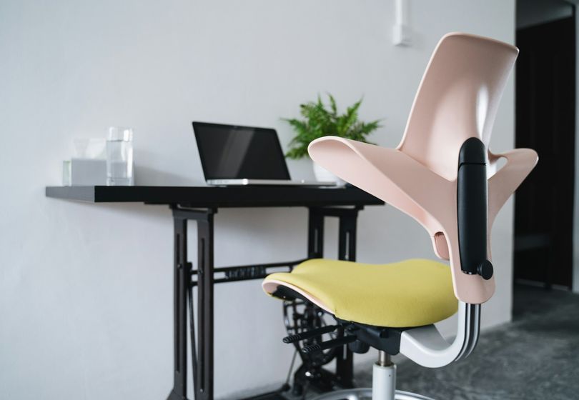 Cómo elegir una silla ortopédica para el trabajo con el ordenador