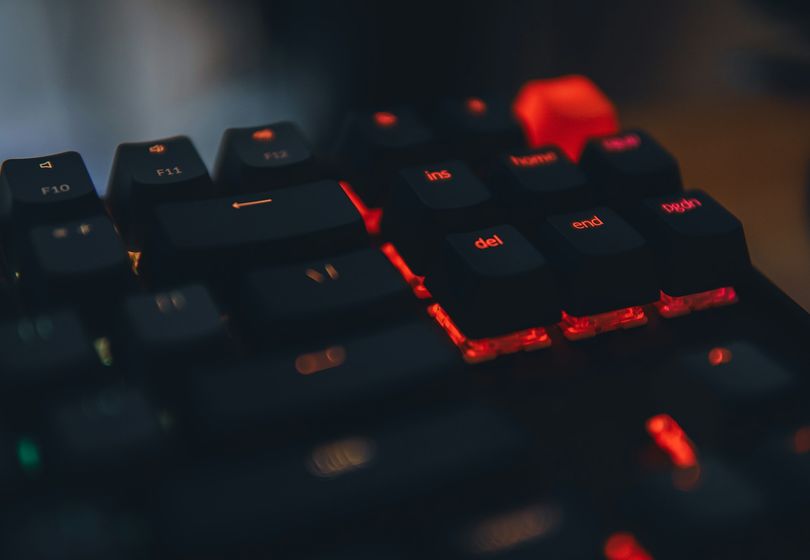 Teclado Mecânico com Retroiluminação RGB — Estilo e Velocidade para Jogadores