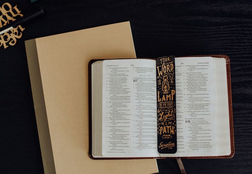 Sticky Notes and Bookmarks: Accessories That Make Reading Easier