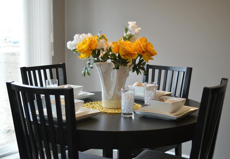 The Secrets of Choosing a Kitchen Table: How to Select the Perfect Table for Family Dinners